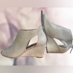 NWOT, Donald/Pliner perforated metallic leather wedge, sz 8.5